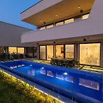 וילה Adria Seafront Luxury A Private Pool זאטון