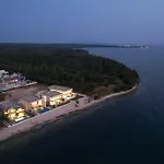 וילה Adria Seafront Luxury A Private Pool זאטון