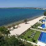 וילה Adria Seafront Luxury A Private Pool