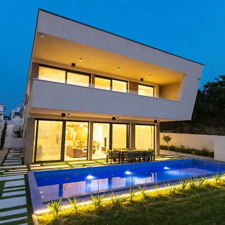 Adria Seafront Luxury A Private Pool فيلة